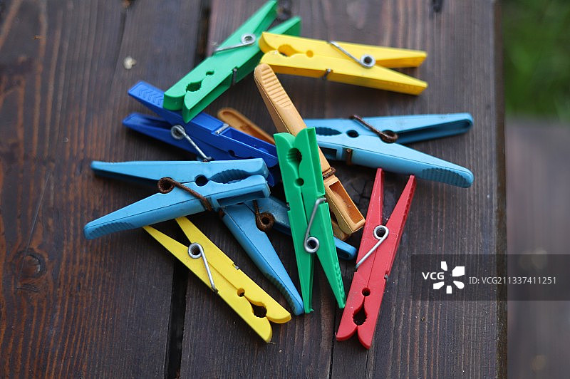 俄罗斯：木桌上的衣夹特写图片素材