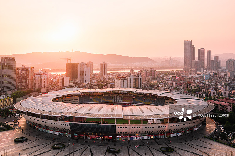 落日下的贺龙体育馆图片素材