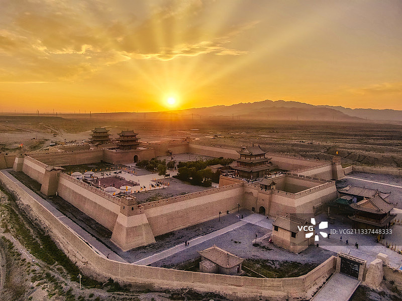 甘肃省嘉峪关市嘉峪关关城文物旅游景区日落时分的航拍图片素材