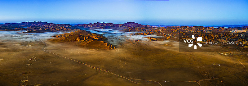 乌兰布统将军泡子，晨雾在朝阳下变幻着亮丽的色彩。（航拍）图片素材