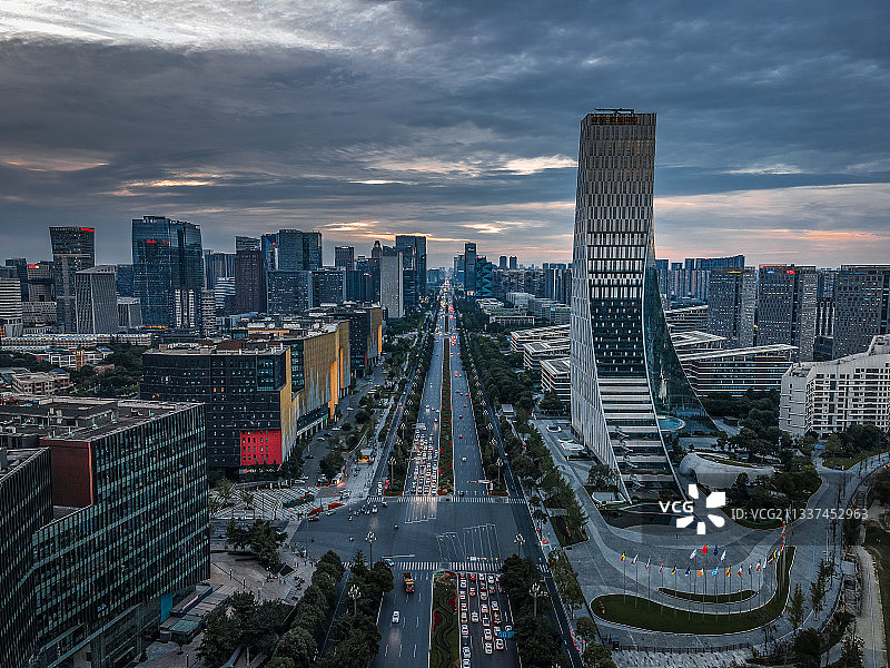 航拍成都高新区软件园地标建筑天府大道车流图片素材