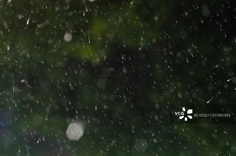 闪光灯凝固住的雨滴图片素材