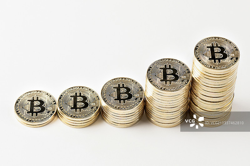 堆叠的比特币，加密货币概念图片素材