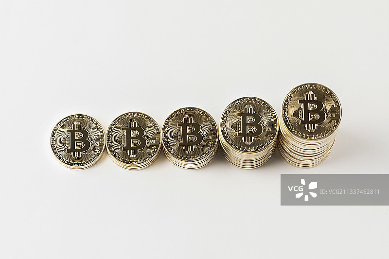 堆叠的比特币，加密货币概念图片素材