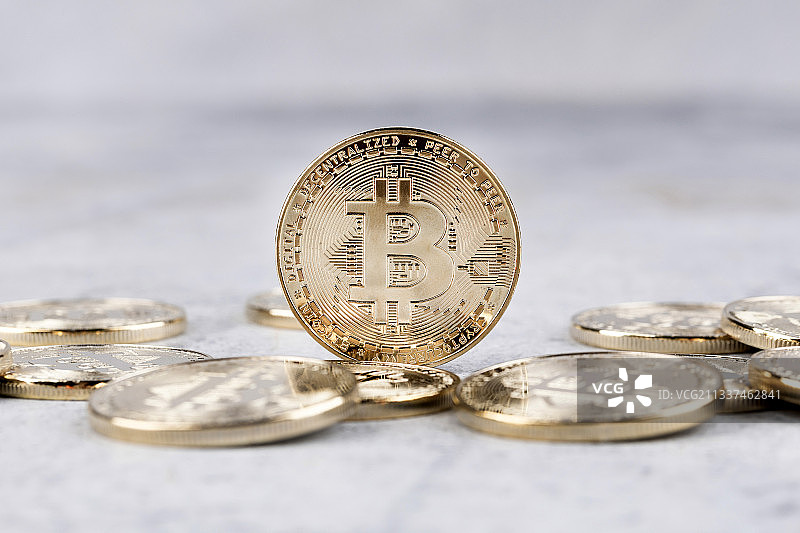 堆叠的比特币，加密货币概念图片素材