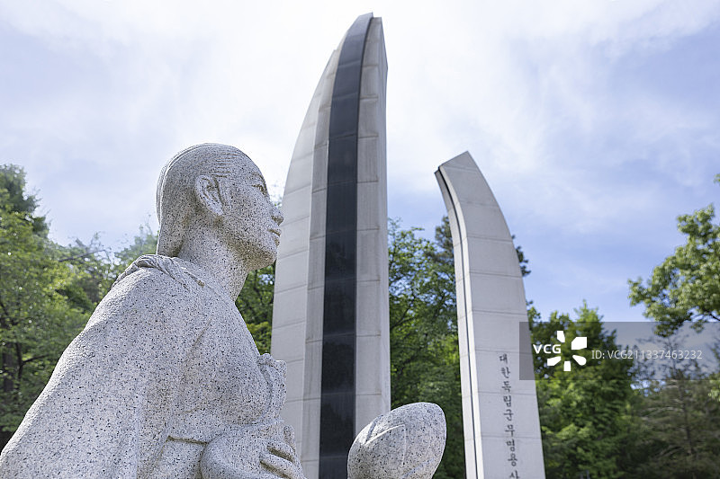 韩国独立战争无名战士纪念碑和女性雕像图片素材