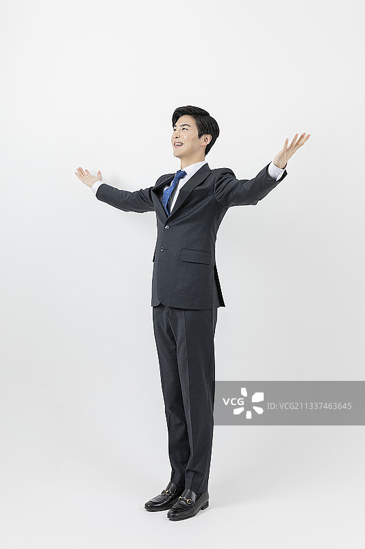 面带微笑的年轻英俊亚洲男员工，成功概念图片素材