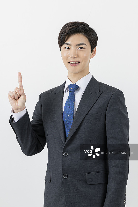 用手指展示数字的亚洲男员工图片素材