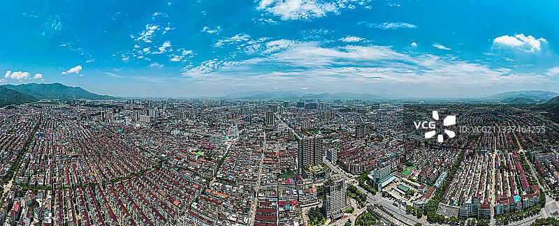 美丽的浙江东阳市区航拍全景宽幅图片素材