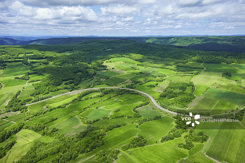 北方乡村夏季的田野风光航拍图片素材