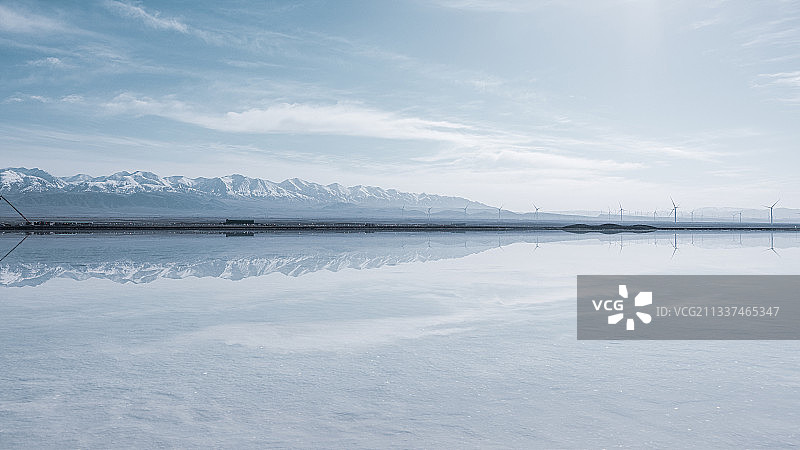 水天一色的茶卡盐湖 天空之镜图片素材