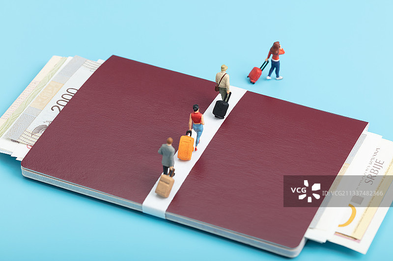 微缩创意护照外币机场验票登机旅行的游客图片素材