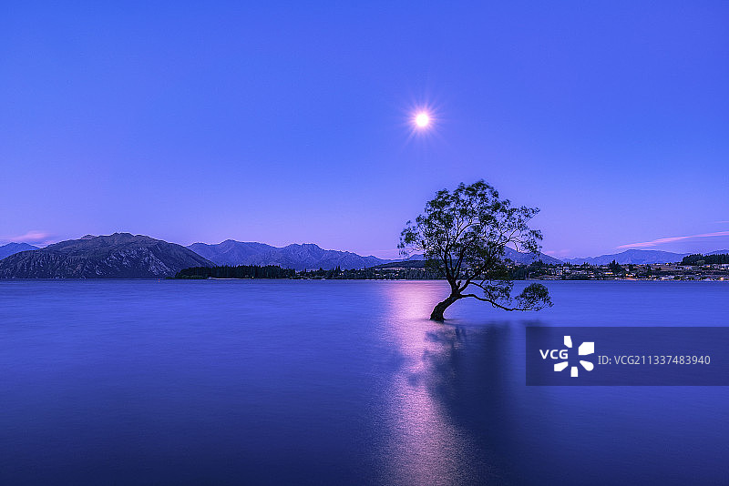 夜幕下的瓦纳卡湖图片素材