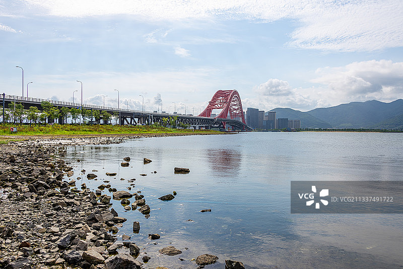 宁波，北仑，梅山红桥，湖面，蓝天白云，留白，湿地公园，旅游图片素材