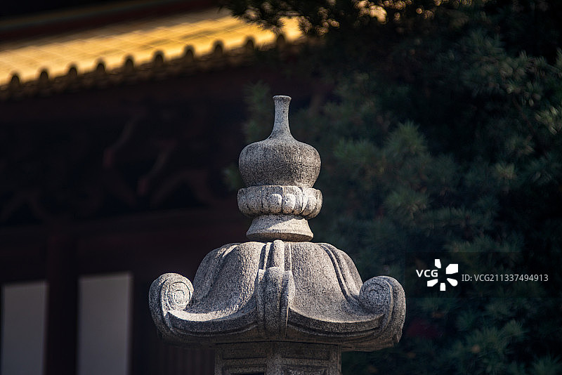 广州光孝寺光影下的石塔图片素材