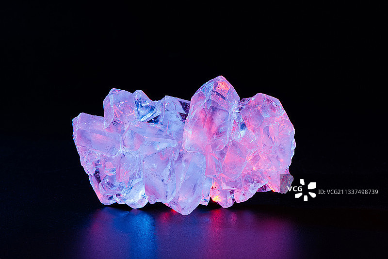 黑色背景上的彩色透明水晶晶体图片素材