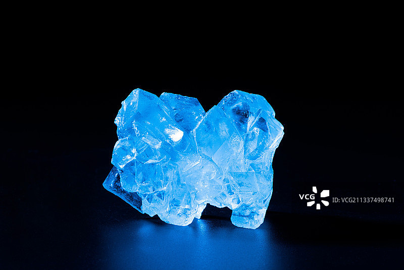 黑色背景上的蓝色透明水晶晶体图片素材