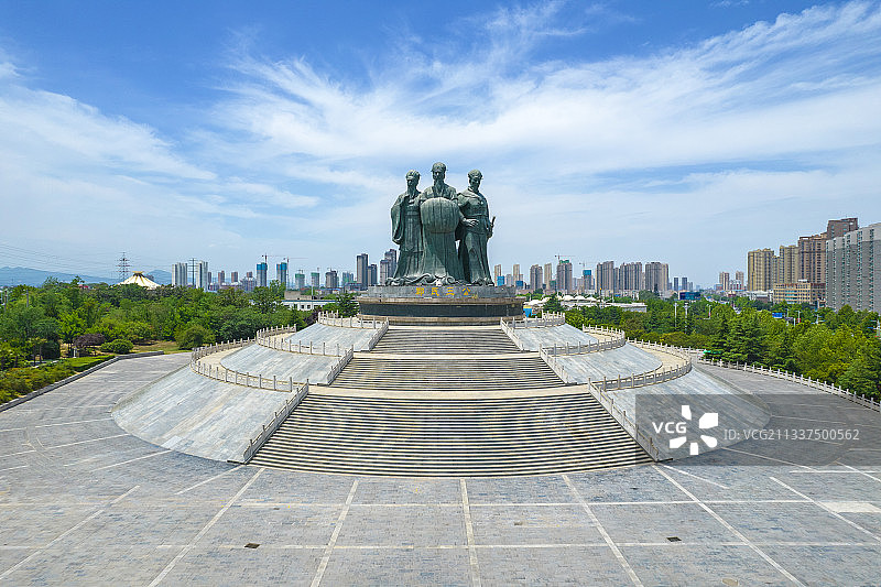 中国河南省郑州市荥阳市成功广场郑氏三公图片素材
