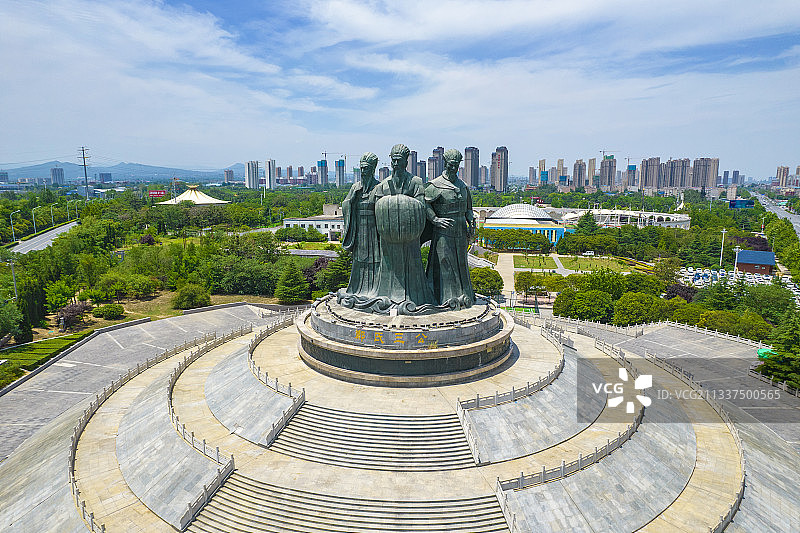 中国河南省郑州市荥阳市成功广场郑氏三公图片素材