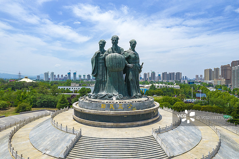 中国河南省郑州市荥阳市成功广场郑氏三公图片素材