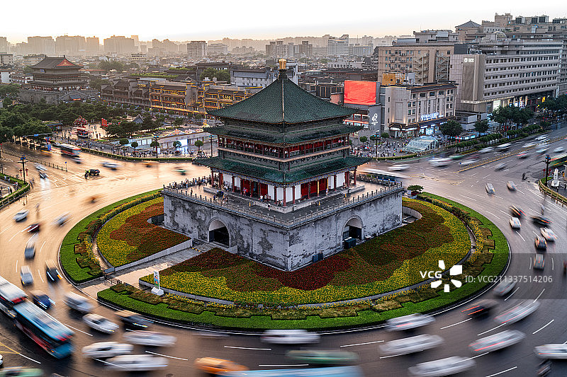 西安钟楼夏日日落时景色图片素材