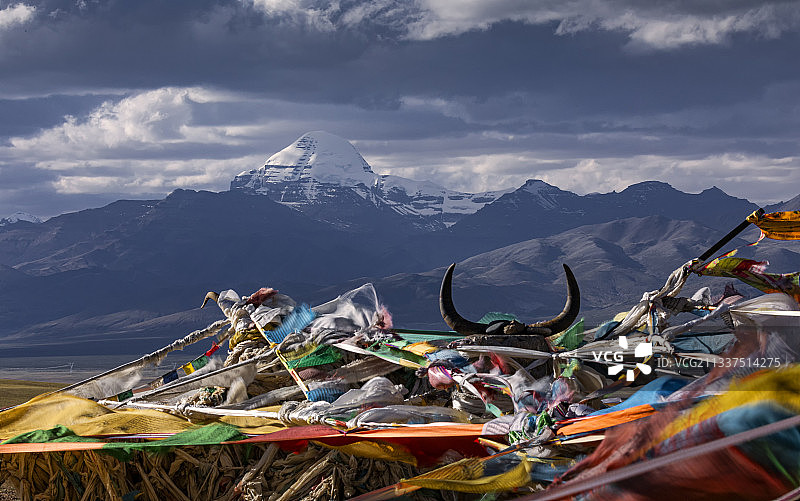 西藏阿里冈仁波齐峰，雄伟的冈底斯山脉图片素材