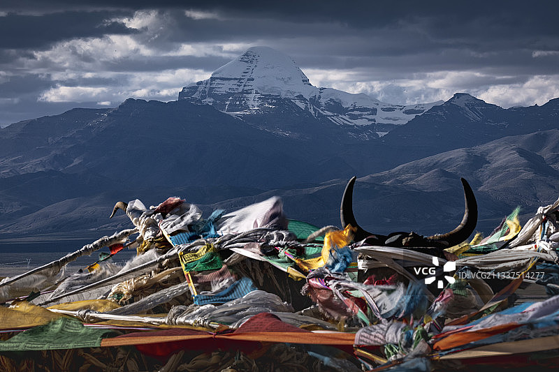 西藏阿里冈仁波齐峰，雄伟的冈底斯山脉图片素材