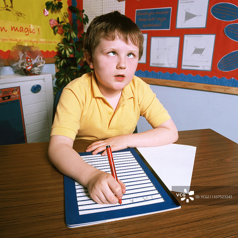 失明的小学生使用盲文书写板写作图片素材