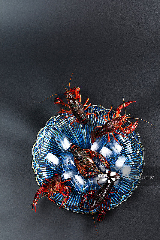 蓝色瓷盘里冰鲜的小龙虾图片素材