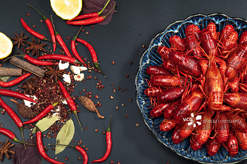 一盘小龙虾和调味料图片素材