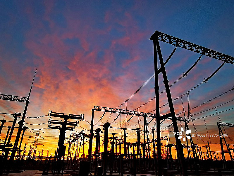 朝霞满天的升压站图片素材