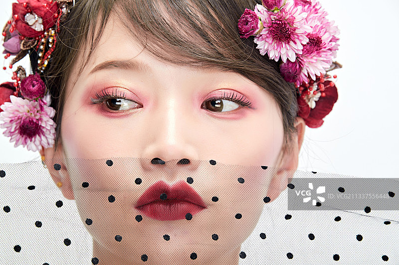 白色背景下的新娘彩妆美女人像图片素材