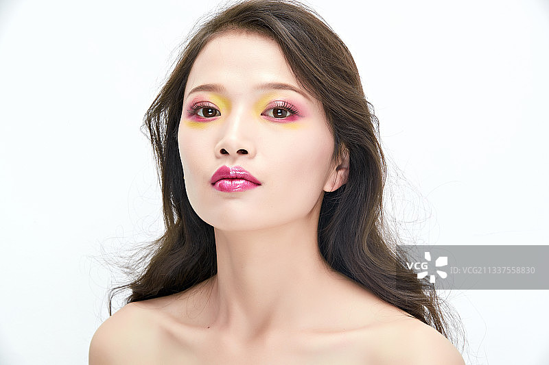 白色背景下棚拍化妆中的美女图片素材
