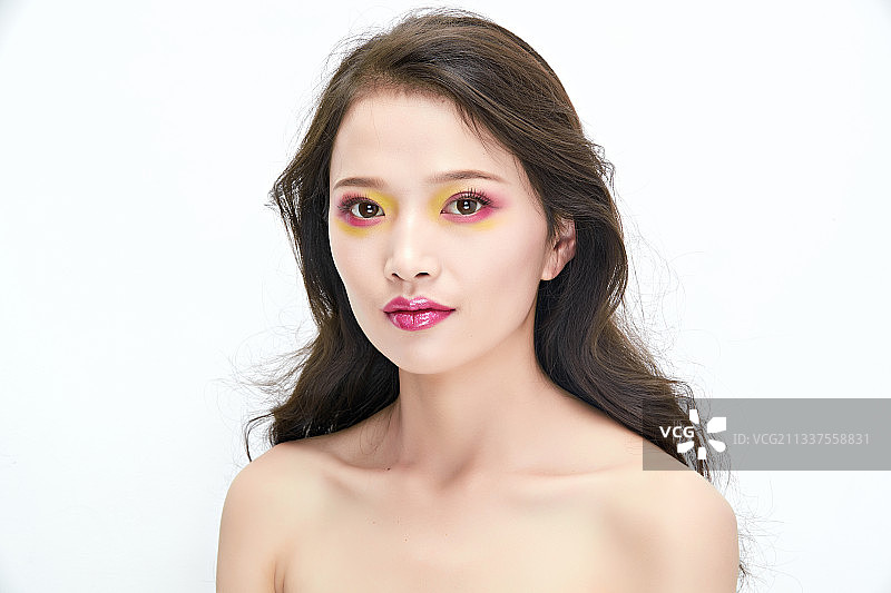 白色背景下棚拍化妆中的美女图片素材