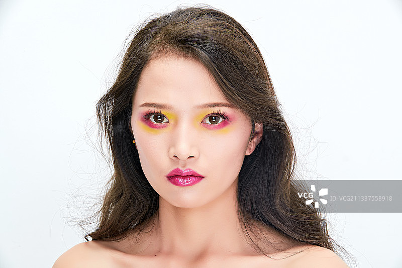 白色背景下棚拍化妆中的美女图片素材