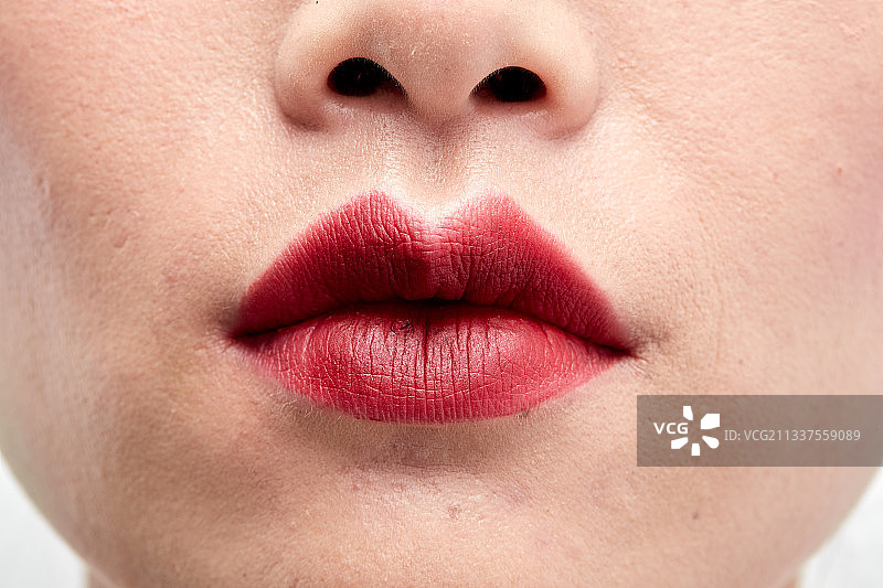 精美妆容的女性嘴部特写图片素材
