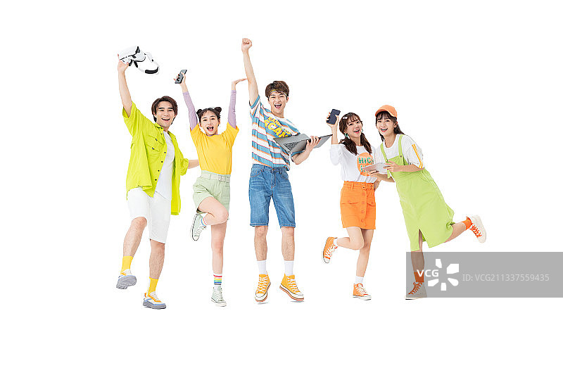 五个年轻人互动娱乐的场景图片素材