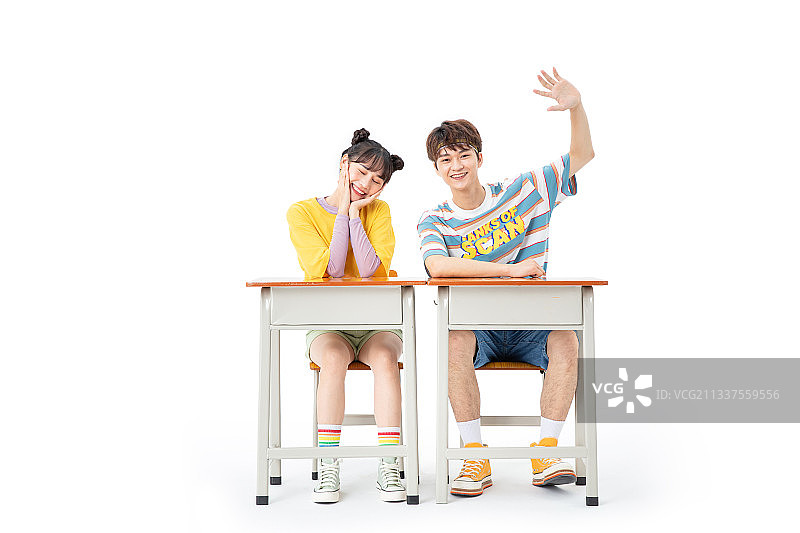 坐在课桌椅上的年轻男女图片素材