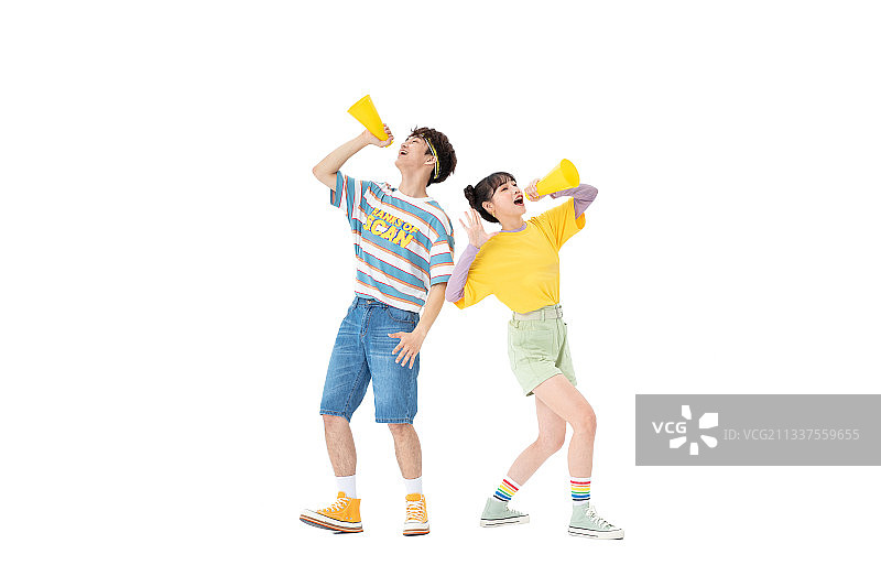 手拿小喇叭的年轻男女图片素材