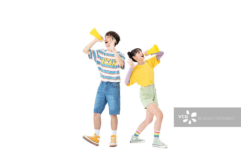 手拿小喇叭的年轻男女图片素材