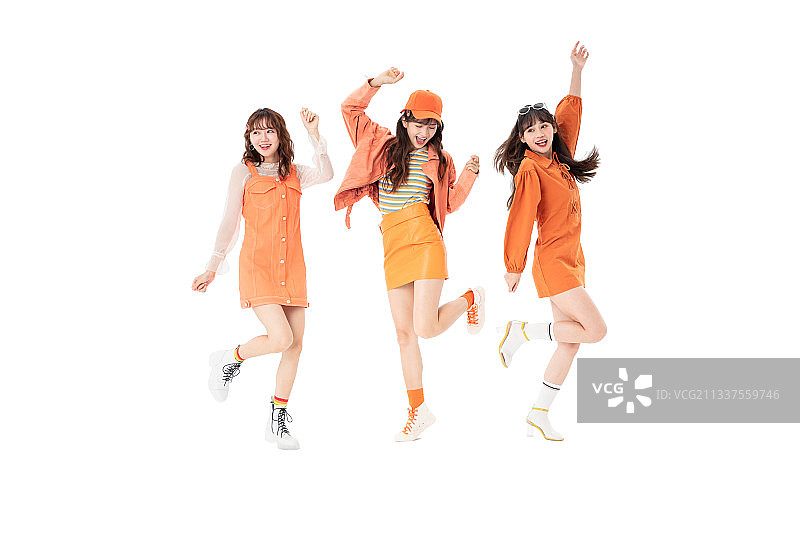 跳跃与奔跑的三个年轻女孩图片素材