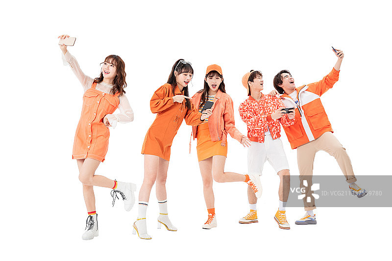 五个充满活力的年轻人追逐嬉戏图片素材