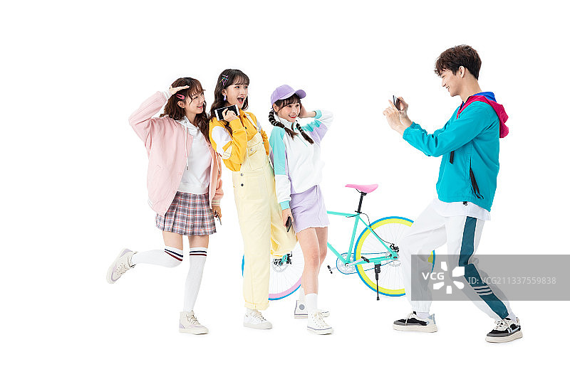 聚在一起的年轻人开心玩耍图片素材
