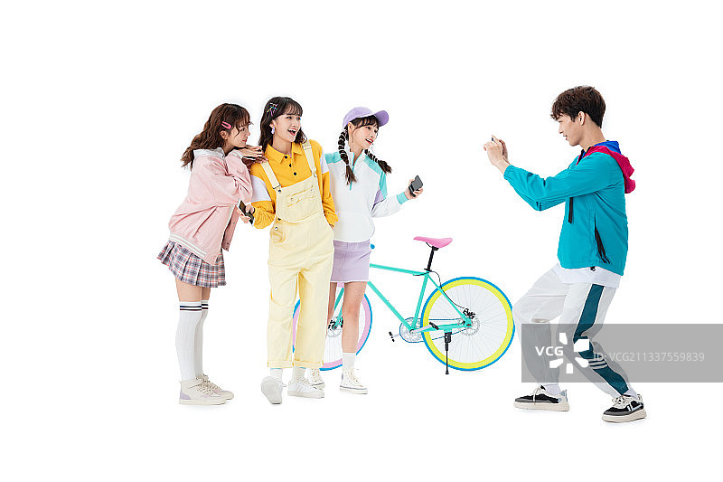 聚在一起的年轻人开心玩耍图片素材