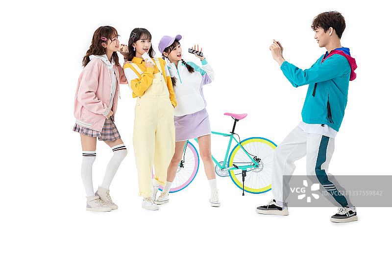 聚在一起的年轻人开心玩耍图片素材