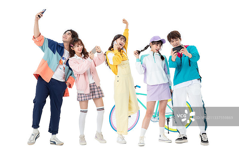 聚在一起的年轻人开心玩耍图片素材