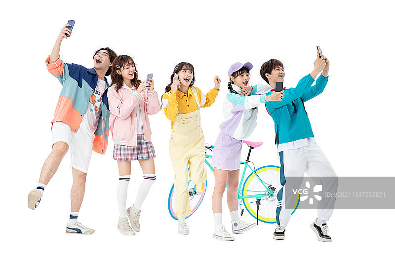 聚在一起的年轻人开心玩耍图片素材