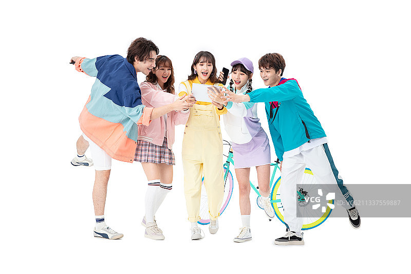 聚在一起的年轻人开心玩耍图片素材