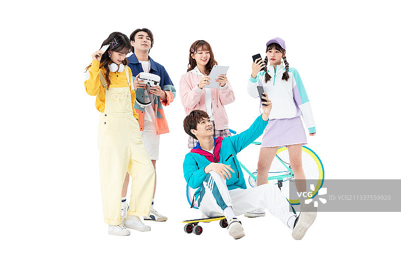 聚在一起的年轻人开心玩耍图片素材