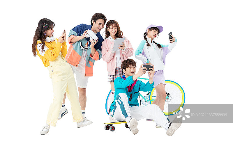 聚在一起的年轻人开心玩耍图片素材